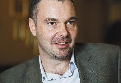 <h1>MARTIN JÓZSEF PÉTER 1995-ben szerzett közgazdász diplomát. Pályafutását gazdasági újságíróként kezdte a Világgazdaságnál. 2003-tól hat éven keresztül a Figyelő c. hetilap főszerkesztője. 2010-ben saját tanácsadó és elemző céget alapított. 2011–2012-ben a hazai pénzügyi szektor által életre hívott Mindennapi Pénzügyeink edukációs program vezetője. Európai uniós szakértő, számos tanulmánya jelent meg ebben a témában. 2013 óta a Transparency International magyarországi ügyvezető igazgatója.</h1>-