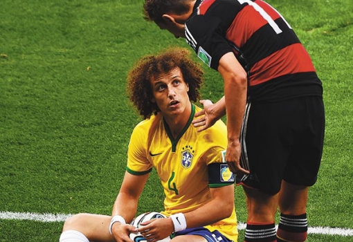 <h1>Miroslav Klose, a gólrekorddöntő német csatár előzékenyen próbálja felsegíteni a brazil David Luizt a földről az évezred mérkőzésén, a brazíl–német vb-elődöntőn</h1>-